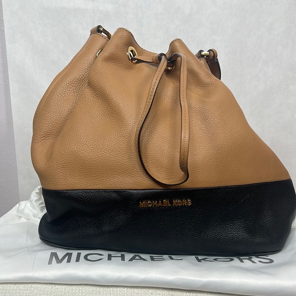 Michael Kors Jules Large Shoulder Bucket Bag - Picture 3 of 16